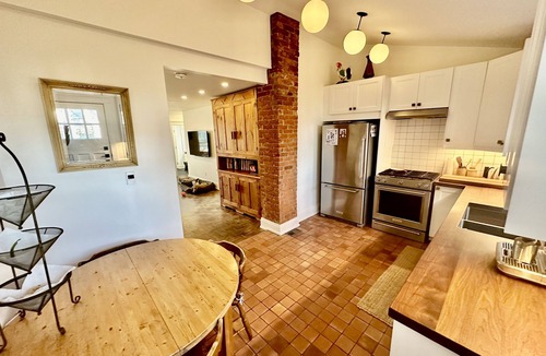 Harwood House | 🏡 Discover Your Toronto Sanctuary! 🌺n