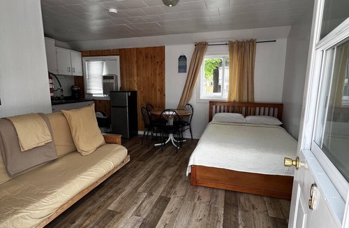 Wasaga Beach Cottage | Dock Life Beach 1 - Cottage 9, Riverside Property, Studio, 3 min walk to Beach 1