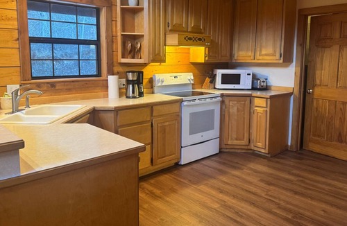 Eureka Springs Cabin | Dogwood Lodge- A beautiful three bedroom, two bath log cabin with Hot Tub! Hiking Trail & Cave on property!