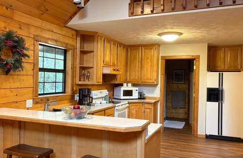 Eureka Springs Cabin | Dogwood Lodge- A beautiful three bedroom, two bath log cabin with Hot Tub! Hiking Trail & Cave on property!