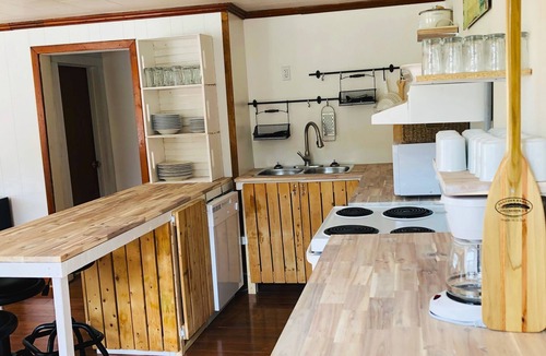 Rideau Lakes Villa | Dorothy's Lodge- Chaffey's Lock