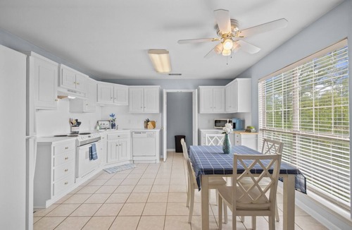 Sherwood House | Double Diamond Rentals- Charming 3BR Near AFB & LR