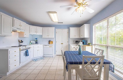 Sherwood House | Double Diamond Rentals- Charming 3BR Near AFB & LR
