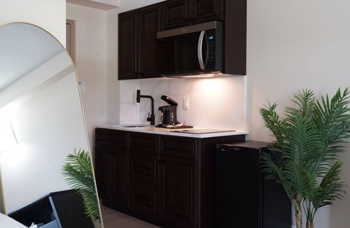 Niagara Falls Apartment | Double Queen Bachelor Suite with free breakfast on the Niagara Gorge