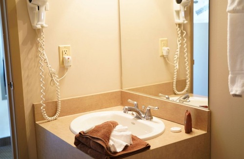 Niagara Falls Apartment | Double Queen Bachelor Suite with free breakfast on the Niagara Gorge
