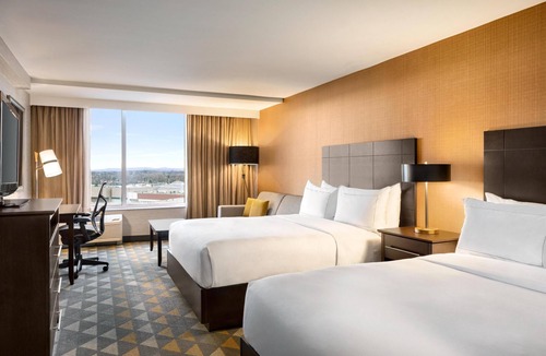 Pointe Claire Hotel | DoubleTree by Hilton Pointe Claire Montreal Airport West