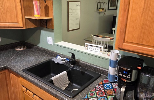 Douglas House | ​Douglas Basecamp: Quiet 3 bedroom, Wifi, Parking