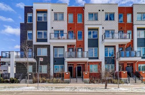 Downsview House | Downsview Park Luxury Townhome near Yorkdale Transit