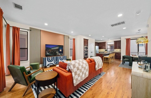 East Downtown Houston House | Downtown/3 bd/3.5 bath/TV in each/Garage Gym