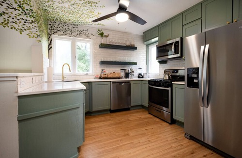 Bryan House | Downtown Bryan Treehouse: Hot Tub and Peaceful Escape