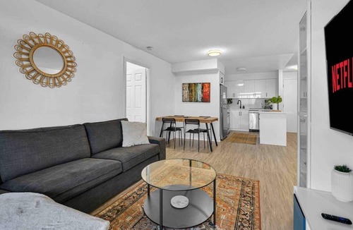 Downtown Mississauga Apartment | Downtown Condo with Balcony & Free Parking