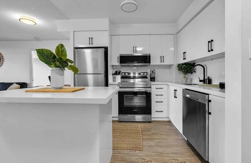Downtown Mississauga Apartment | Downtown Condo with Balcony & Free Parking