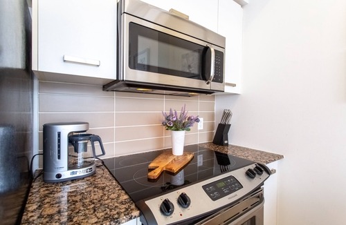Bay Cloverhill Condo | Downtown Core Bay St Luxury Condo w/High Floor| Ideal for Monthly Rentals