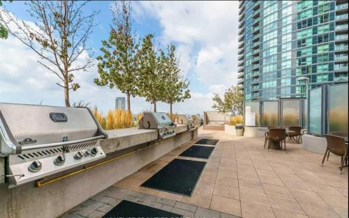CityPlace Apartment | Downtown Cozy 1BR Condo - Pool & Hot Tub, Ideal for longer stays