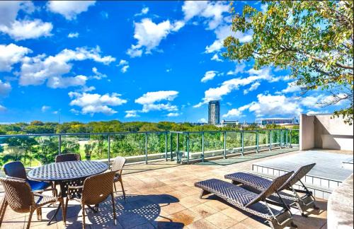 CityPlace Apartment | Downtown Cozy 1BR Condo - Pool & Hot Tub, Ideal for longer stays
