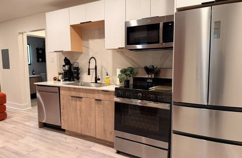 Peak's Suburban Addition Apartment | Downtown Dallas Hideaway | Free Parking | 4 Guests