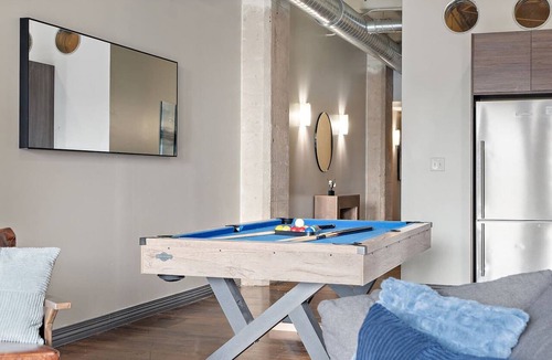 Downtown Dallas Apartment | Downtown Dallas | Sleeps 13 People | Gym | Pool