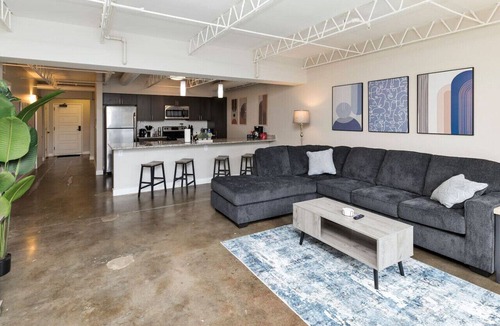 Downtown Des Moines Apartment | Downtown Des Moines Gem: 2BR/2BA + Balcony & Grill