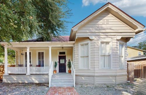Southtown House | Downtown duplex with patio, enclosed backyard, washer/dryer, streaming, AC, WiFi