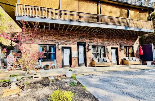Eureka Springs Historic District Apartment | Downtown+FreeParking+Wifi Main St. Ste 101