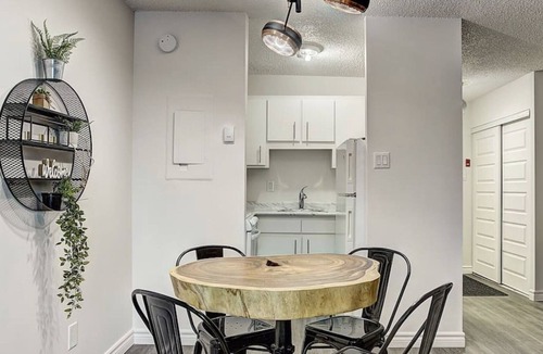 Latin Quarter Apartment | Downtown Fun Space /W Balcony And Queen Bed