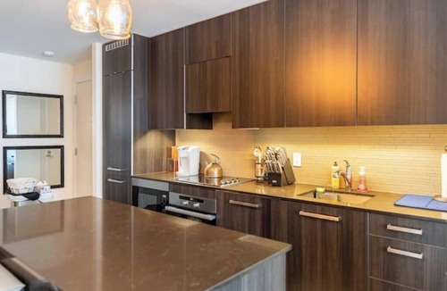 Financial District Condo | Downtown Gorgeous Luxury Condo 1 B+Den+2 full bath