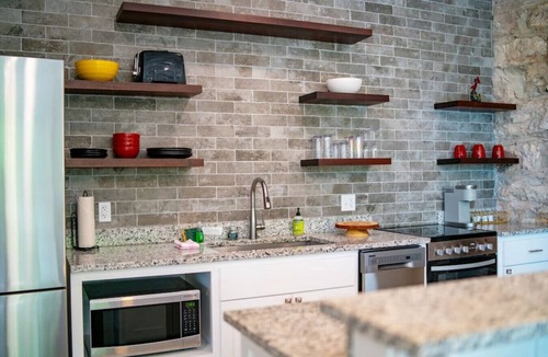 Eureka Springs Historic District Condo | Downtown+HotTub+Wifi+FreeParking @151 Spring Ste C