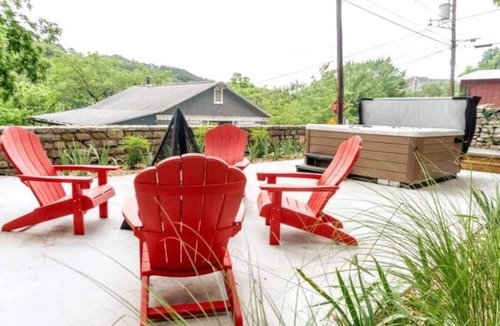 Eureka Springs Historic District Condo | Downtown+HotTub+Wifi+FreeParking @151 Spring Ste C