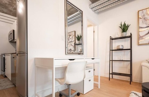 Downtown Toronto Condo | Downtown Lovely 2 Bedroom Condo with Pool fits 6 people