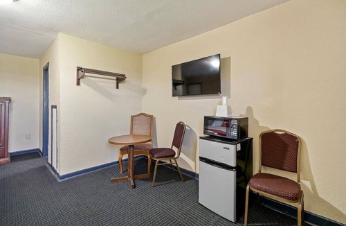 Luling Hotel | Downtown Luling Lodging w/Parking, 2 Min Drive to I-10 & US-90 Highway Access
