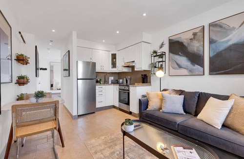 Milton Park Apartment | Downtown Montreal Speakeasy 501 | Balcony, Queen Bed, Sofa Bed, Parking & 65` TV