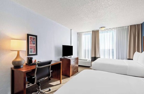 South Central Omaha Hotel | Downtown Omaha Stay – Steps from Old Market, Zoo, Riverfront, Pool & Breakfast