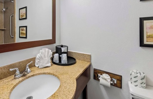 South Central Omaha Hotel | Downtown Omaha Stay – Steps from Old Market, Zoo, Riverfront, Pool & Breakfast