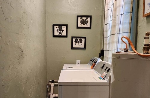 Guthrie House | Downtown Victorian + Wi-fi. Pets Welcome. Couple Block From Parks / Downtown.
