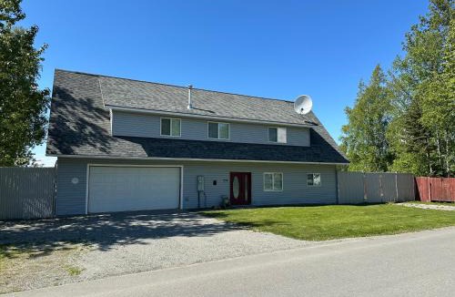 Wasilla House | Downtown Wasilla Lakefront Home