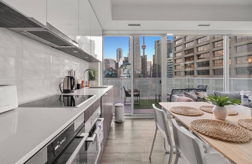 Central Waterfront Hotel | Dream Suite in Harbourfront core with Amazing Lake & CN Tower view
