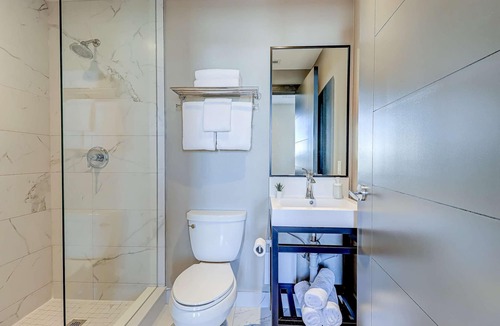 Northeast Mississauga Hotel | Dream Suites - Deluxe Double Suite