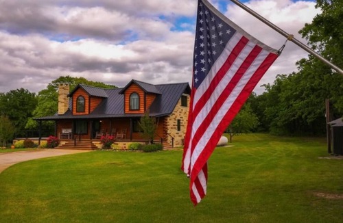 Myra Cabin | Dreamcatcher elite cabins and events 3BDR 2bth retreat in Saint jo TX