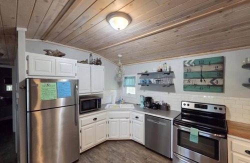 Lost Bridge Village House | Drift Away- 2-bedroom Lakefront house with Easy walk to Lake