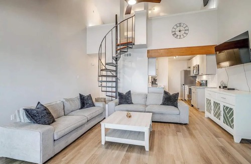 Granbury House | Driftwood Hideaway