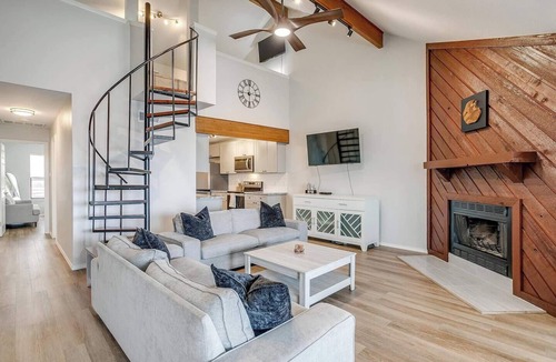 Granbury House | Driftwood Hideaway
