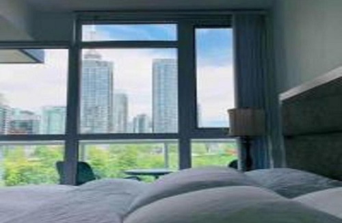 CityPlace Apartment | DT King BR + den & balcony