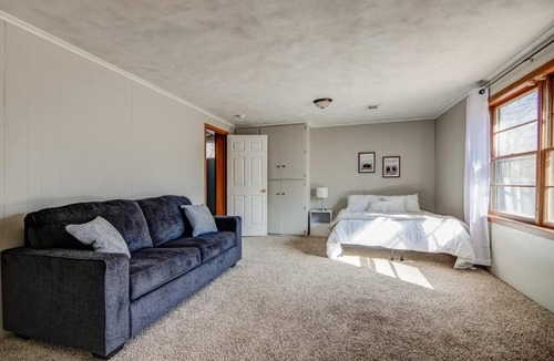 Des Moines House | Duplex with Queen Beds Minutes from Drake