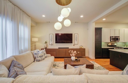 East Downtown Houston House | Eado Elegance: Modern Retreat, Walk to Bars & Main Event Venues!