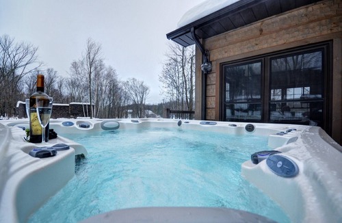 Eagle Lake Cottage | Eagle Lake Adventure Log Cabin in the Haliburton Highlands.