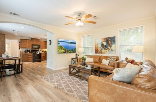 Hemphill House | Eagle`s Cove · Waterfront Amazing View, King Bed, Deck