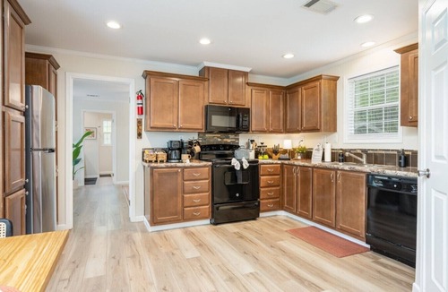 Hemphill House | Eagle`s Cove · Waterfront Amazing View, King Bed, Deck