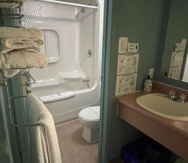 Timiskaming District Hotel | Earlton Motel
