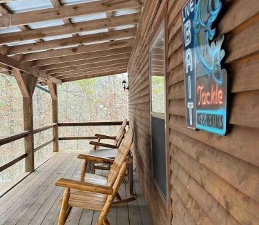 Eureka Springs House | Eastern Red Cabin - Giant Spa Tub, Peaceful Location