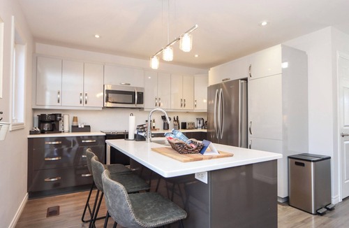 Sudbury House | Easy 5 minute Walk To Hospital-Modern Stay